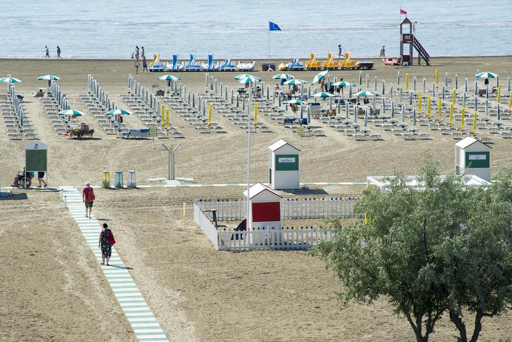 Hotel Benvenuto Каорле Екстериор снимка
