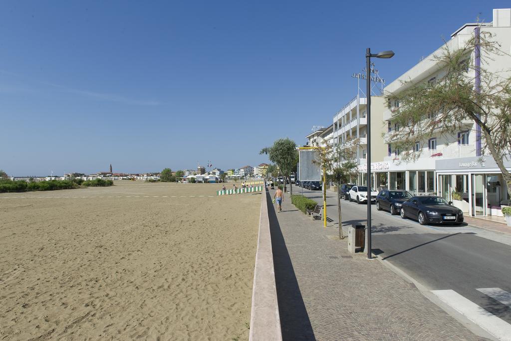 Hotel Benvenuto Каорле Екстериор снимка